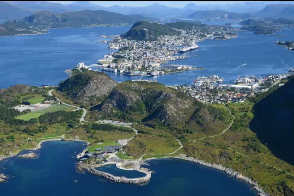 Free Parking Space, 2 Bed Room, Short Walk To Brosundet Alesund Exterior photo